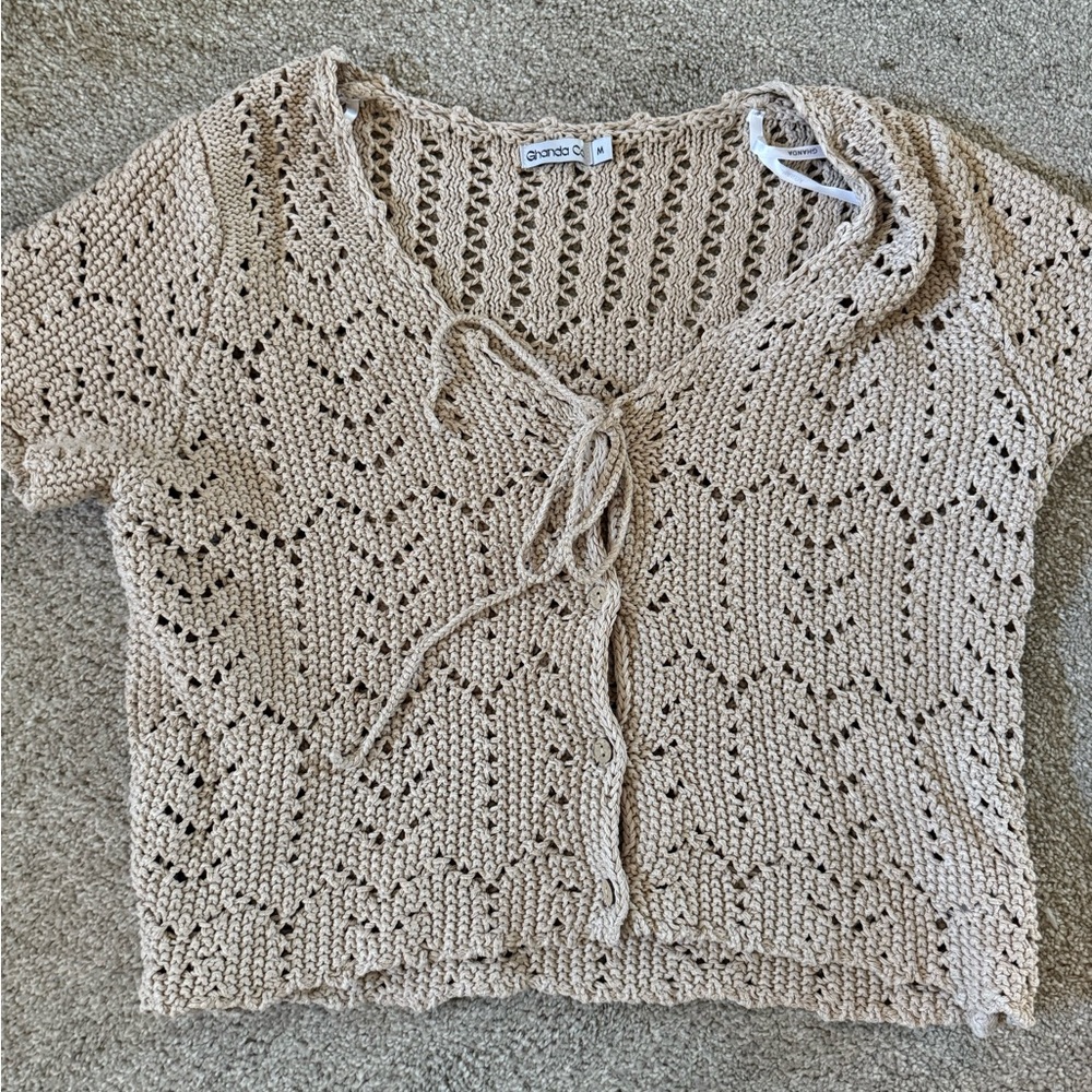 Chic Cropped Knit Top with Tie Front